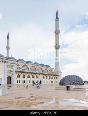 Die Grand Camlica Moschee, ein moderner Komplex für islamische Gottesdienste, befindet sich in Camlica Hill, Uskudar, Istanbul, Türkei Stockfoto