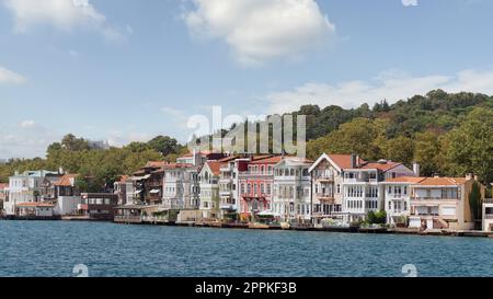 Grüne Berge auf der asiatischen Seite der Bosporus-Straße mit traditionellen Häusern und dichten Bäumen an einem Sommertag Stockfoto