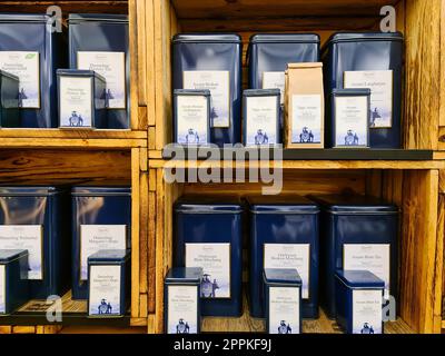 Kiel, Deutschland - 11. Februar 2023: Eine bunte Teemischung in einem Teehaus. Stockfoto