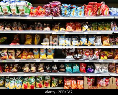 Kiel, Deutschland - 11. Februar 2023: Verschiedene Sorten von Lay-Marken-Chip-Taschen auf einem Regal des Supermarkts. Stockfoto