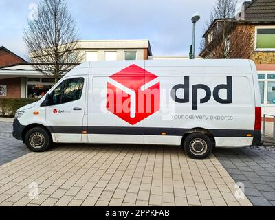 Kiel, Deutschland - 11. Februar 2023: Lieferwagen der Lieferfirma DPD an einer Straße geparkt. Stockfoto
