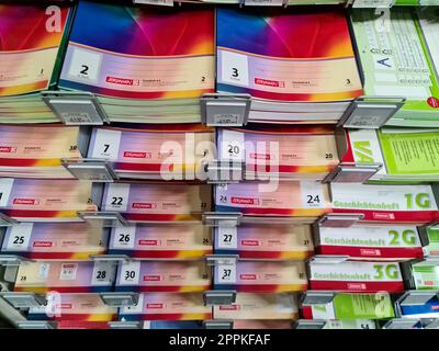 Kiel, Deutschland - 11. Februar 2023: Ein Stapel bunter Übungsbücher der Marke Brunnen in einem Supermarkt. Stockfoto