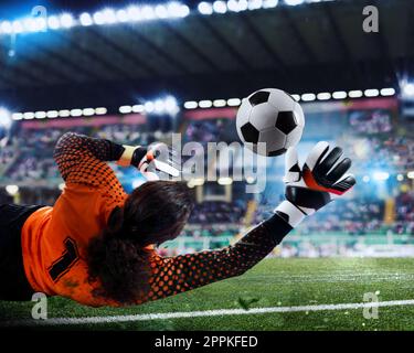 Torhüter den Ball fängt im Stadion während eines Fußballspiels. Stockfoto