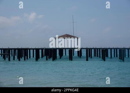 Felsiger Strand. pier. Sommerzeit in der Stadt Antalya in der Türkei Stockfoto