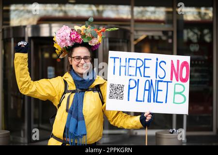 London, Großbritannien. 24. April 2023. Ein Aktivist der Ocean Rebellion hält während eines Streiks bei der Internationalen Seeschifffahrts-Organisation (IMO) am letzten Tag der durch die Ausrottungsrebellion initiierten und von mehr als 200 Organisationen, darunter Umweltgruppen, NRO und Gewerkschaften, unterstützten Klimaproteste ein Plakat mit der Aufschrift "Es gibt keinen Planeten B". Die IMO ist eine UN-Agentur, die für die Regulierung der Schifffahrt zuständig ist, die, so die Aktivisten, ihre Emissionen erheblich reduzieren muss, wenn die Klimaziele erreicht werden sollen. Kredit: Ron Fassbender/Alamy Live News Stockfoto