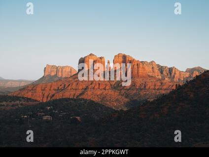 Eine Nahaufnahme der Sandsteinsattelpunkte oder Lücken des Cathedral Rock, eines der berühmtesten natürlichen Wahrzeichen rund um die Wüstenstadt Sedona Stockfoto