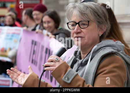 London, Großbritannien. 24. April 2023. Die ehemalige Leiterin der Grünen Partei, Baroness Bennett, spricht am Ende der vier Tage der Klimaproteste, die durch die Ausrottung der Rebellion initiiert und von mehr als 200 Organisationen unterstützt wurden, darunter Umweltgruppen, NRO und Gewerkschaften, vor einem Volksstreik von "Media Tell the Truth" im Ministerium für Kultur, Medien und Sport. Sie fordern von der Regierung, die Genehmigung, Finanzierung und Genehmigung neuer Projekte für fossile Brennstoffe einzustellen und "Bürgerversammlungen" zu schaffen, um die Klimakrise zu bewältigen. Kredit: Ron Fassbender/Alamy Live News. Stockfoto