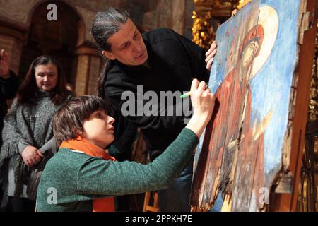 KIEW, UKRAINE - 22. APRIL 2023 - die Iconographen Oleksandr Klymenko und Sonia Atlantova, die die Sophia-Deisis geschaffen haben, nehmen an der Präsentation im Saint Teil Stockfoto