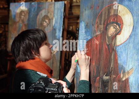 KIEW, UKRAINE - 22. APRIL 2023 - Iconographin Sonia Atlantova nimmt an der Präsentation der Sophia-Deisis Teil, einer Reihe von Ikonen, die zusammen mit geschaffen wurden Stockfoto