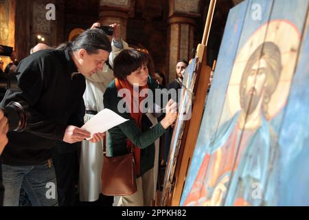 KIEW, UKRAINE - 22. APRIL 2023 - die Iconographen Oleksandr Klymenko und Sonia Atlantova, die die Sophia-Deisis geschaffen haben, nehmen an der Präsentation im Saint Teil Stockfoto