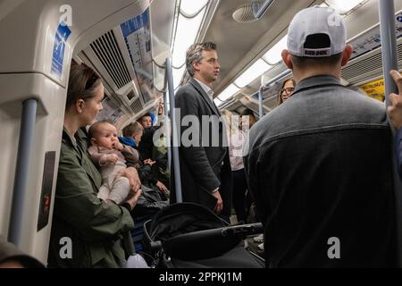 Pendler, darunter eine junge Mutter mit einem Baby, reisen in der Londoner U-Bahn während der Hauptverkehrszeit in London, England, Großbritannien Stockfoto