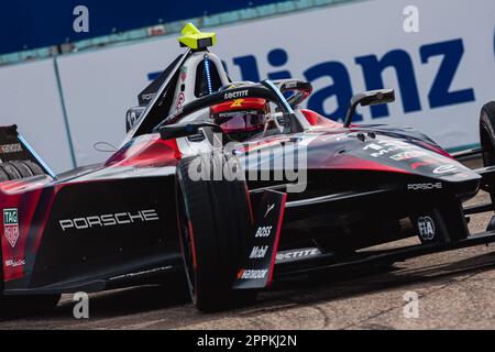 13 YIFEI Ye (chn), TAG HAUER Porsche Formula E Team, Porsche 99X Electric, Action während des Rookie-Tests 2023 der ABB FIA Formel E Weltmeisterschaft 2022-23, auf dem Tempelhof Airport Street Circuit am 24. April 2023 in Berlin, Deutschland - Foto: Germain Hazard/DPPI/LiveMedia Stockfoto