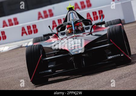 13 YIFEI Ye (chn), TAG HAUER Porsche Formula E Team, Porsche 99X Electric, Action während des Rookie-Tests 2023 der ABB FIA Formel E Weltmeisterschaft 2022-23, auf dem Tempelhof Airport Street Circuit am 24. April 2023 in Berlin, Deutschland - Foto: Germain Hazard/DPPI/LiveMedia Stockfoto