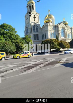 Varna, Bulgarien - 13. September 2022: Kirche der Himmelfahrt der Heiligen Jungfrau Maria. Stockfoto