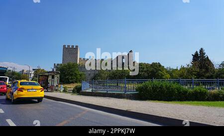 Istanbul, Türkei - 14. September 2022: Türme und Mauern der alten Festung, Festung der Stadt. Stockfoto