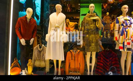 Istanbul, Türkei - 14. September 2022: Boutique-Fenster mit gekleideten Schaufensterpuppen in Sultanahmet Stockfoto