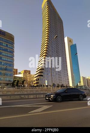 Atasehir, Istanbul, Türkei - 16. September 2022: Residenzen mit Glasfassade. Große Wolkenkratzer. Riesige Glasgebäude in der Stadt. Fenerbahce Universität Stockfoto