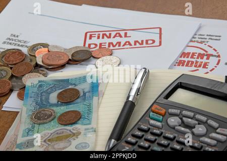 Glasflasche, in der Münzen mit Banknoten, Taschenrechner, Notizbuch und Stift auf den weißen Tisch geschüttet werden Stockfoto