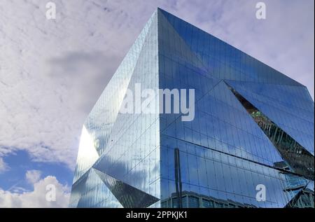 Berlin, Deutschland - 03. Oktober 2022: Blick auf das berühmte Cube-Gebäude in Berlin am Hauptbahnhof. Stockfoto