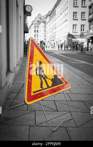 Baustellenschild auf einem Fußweg in der Altstadt von Straßburg in Frankreich Stockfoto