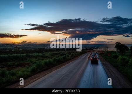 Sonnenuntergang über der Straße mit Autos Stockfoto