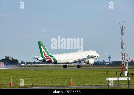 Flughafen Amsterdam Schiphol - der Airbus A320-216 von ITA Airways (Alitalia) landet Stockfoto