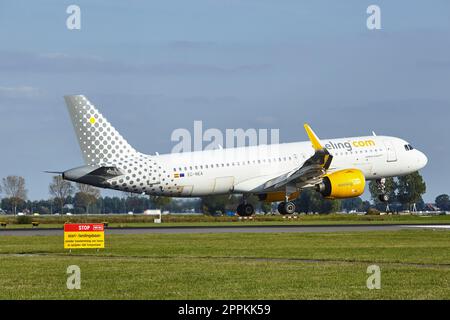 Flughafen Amsterdam Schiphol - Airbus A320-271N von Vueling Lands Stockfoto