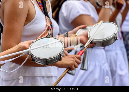 Frauen spielen Tamburin auf den Straßen Brasiliens Stockfoto