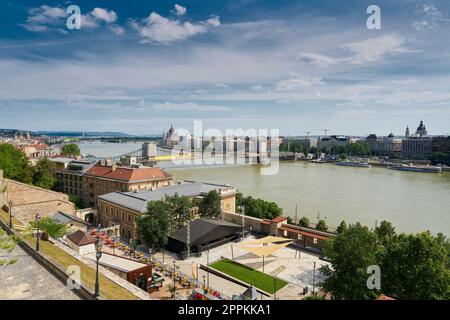 Blick vom Stadtteil Buda nach Pest in Budapest. Die Kettenbrücke verbindet beide Teile von Budapest Stockfoto