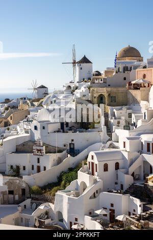 Weiß getünchte Häuser und Windmühlen in Oia auf Santorini, Kykladen, Griechenland Stockfoto