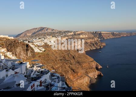 Panoramablick auf die Caldera-Klippen von Santorini vom Dorf Imerovigli auf der Insel Santorini, Griechenland Stockfoto