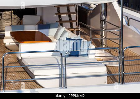 Luxusyacht. Komfortables, teures Holzdesign für Urlaubs- und Erholungstourismus oder Reise- und Wohlstandskonzept. Stockfoto