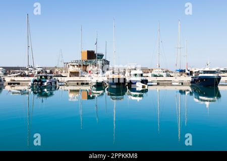 Hafen von Cala del Forte, nagelneues, modernes Yachthafen-Hotel von Monte Carlo Stockfoto