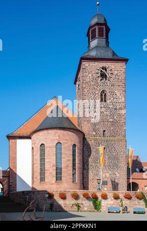 Rathausplatz mit der protestantischen Stadtkirche, Annweiler, Pfalz, Rheinland-Pfalz, Deutschland, Europa Stockfoto