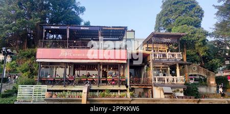 Menschen am Tamsui Fluss, Tamsui Straße im tamsui Viertel, New taipei Stadt, Taiwan während des Sonnenuntergangs Stockfoto