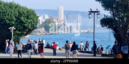 Menschen am Tamsui Fluss, Tamsui Straße im tamsui Viertel, New taipei Stadt, Taiwan während des Sonnenuntergangs Stockfoto