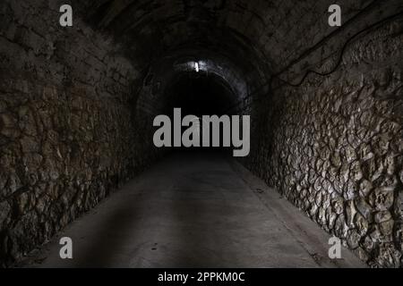 Düsterer Tunnel im Dunkeln Stockfoto