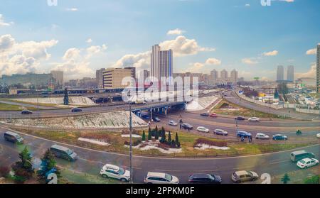 Panoramablick auf die Metrostation Livoberezhna und das Tourist Hotel. Kiew, Ukraine Stockfoto