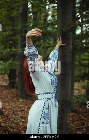 Nahaufnahme Frau in gesticktem Kleid Arme hoch Konzeptfoto Stockfoto