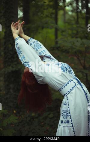 Nahaufnahme: Elegante Frau in gesticktem Kleid, nach hinten geneigtes Konzeptfoto Stockfoto