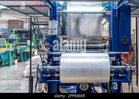 Automatische Linie für die Herstellung von Kunststoffsäcken Stockfoto