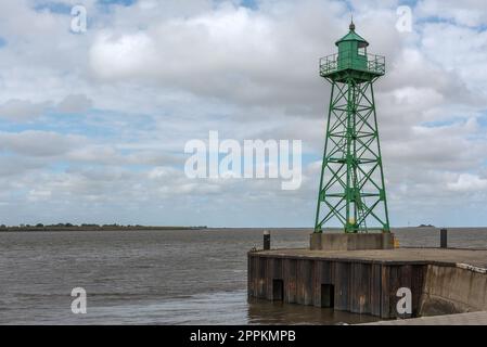 Kleiner grüner Leuchtturm an der Mündung des Geeste in der Nordsee, Bremerhaven Stockfoto