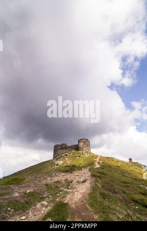 Mittelalterliche Burg aus Stein auf einer Felsenlandschaft Foto Stockfoto