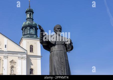 Skulptur von Papst Johannes Paul II. Vor der Basilika unserer Lieben Frau der Engel aus dem 17. Jahrhundert, Kalwaria Zebrzydowska, Polen. Stockfoto