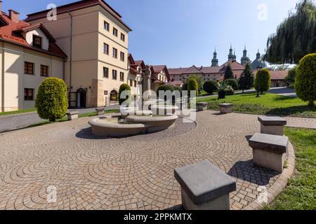 Innenhof vor dem Pilgerhaus und Passion und Marian Sanctuary, Kalwaria Zebrzydowska, Polen. Stockfoto