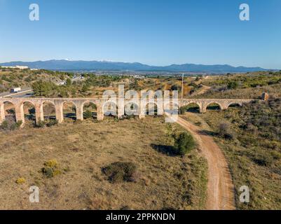 Aquädukt von Figueres, Alt Emporda Girona, im Inventar des architektonischen Erbes von Katalonien enthalten. Stockfoto