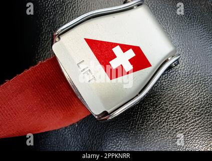 Detail des Gurtschlosses des Sicherheitsgurts mit dem Logo Swiss Air auf einem leeren Sitz Stockfoto