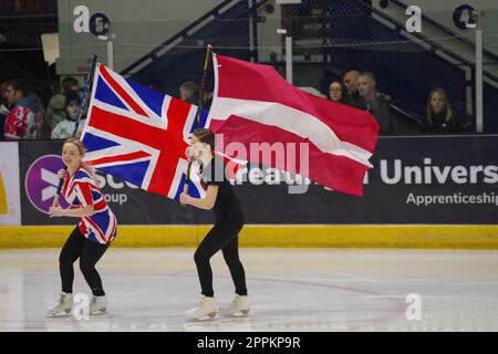 Coventry, England, 23. April 2023. Die Flaggen Großbritanniens und Lettlands werden von Skatern vor einem Spiel der International Challenge Series in der Skydome Arena, Coventry, getragen. Kredit: Colin Edwards Stockfoto