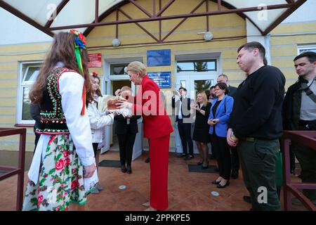 MOSTYSKA, UKRAINE - 21. APRIL 2023 - Schüler bieten der First Lady von Polen Agata Kornhauser-Duda in Saint Queen Jadwiga Lyseum N3, Mostysk, einen Korovai an Stockfoto