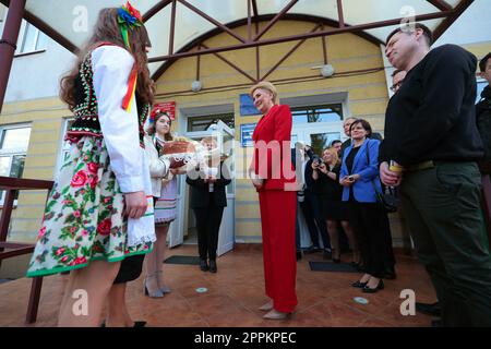 MOSTYSKA, UKRAINE - 21. APRIL 2023 - Schüler bieten der First Lady von Polen Agata Kornhauser-Duda in Saint Queen Jadwiga Lyseum N3, Mostysk, einen Korovai an Stockfoto